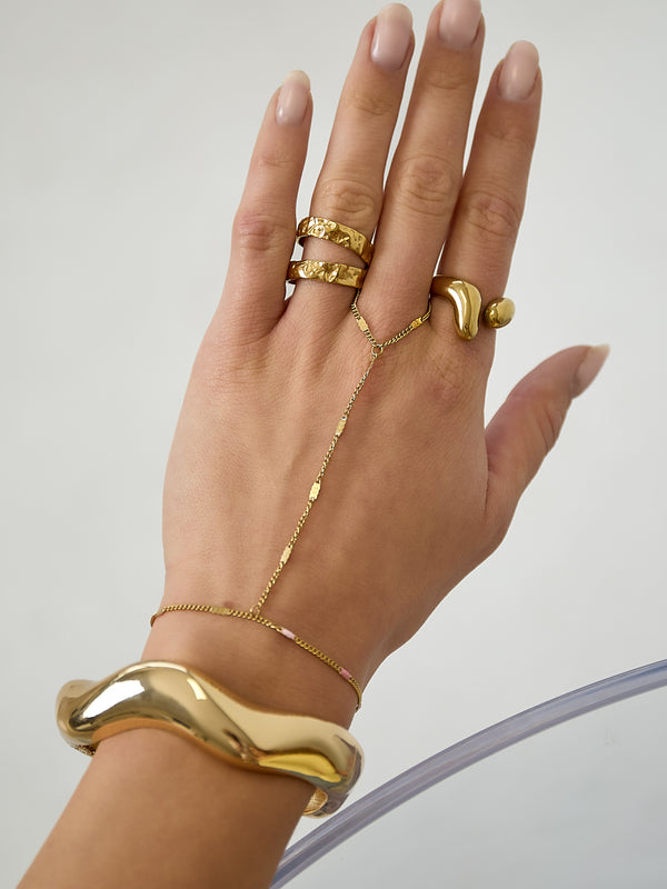 Handchain with striped pattern