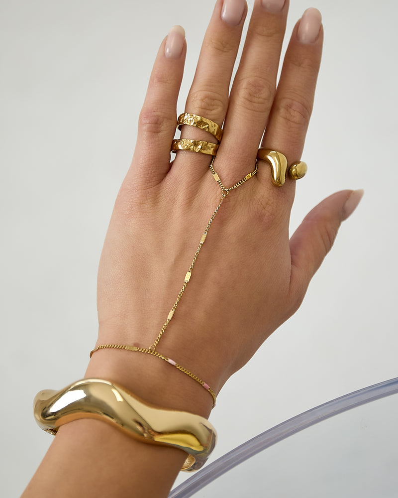 Handchain with striped pattern